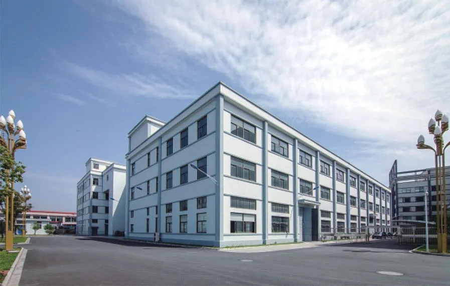 宁波煊华实业有限公司现代化厂房外景，蓝天白云下整洁工业区