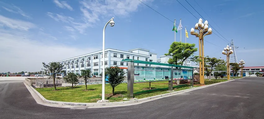 宁波煊华实业有限公司厂区入口全景，现代化办公楼与绿化环境，体现企业规范管理与安全生产形象